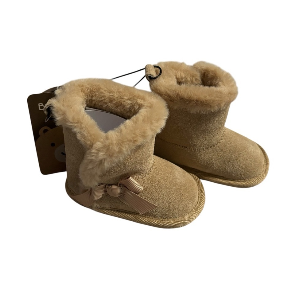 Warm boots for baby girls aged 0-6 months.